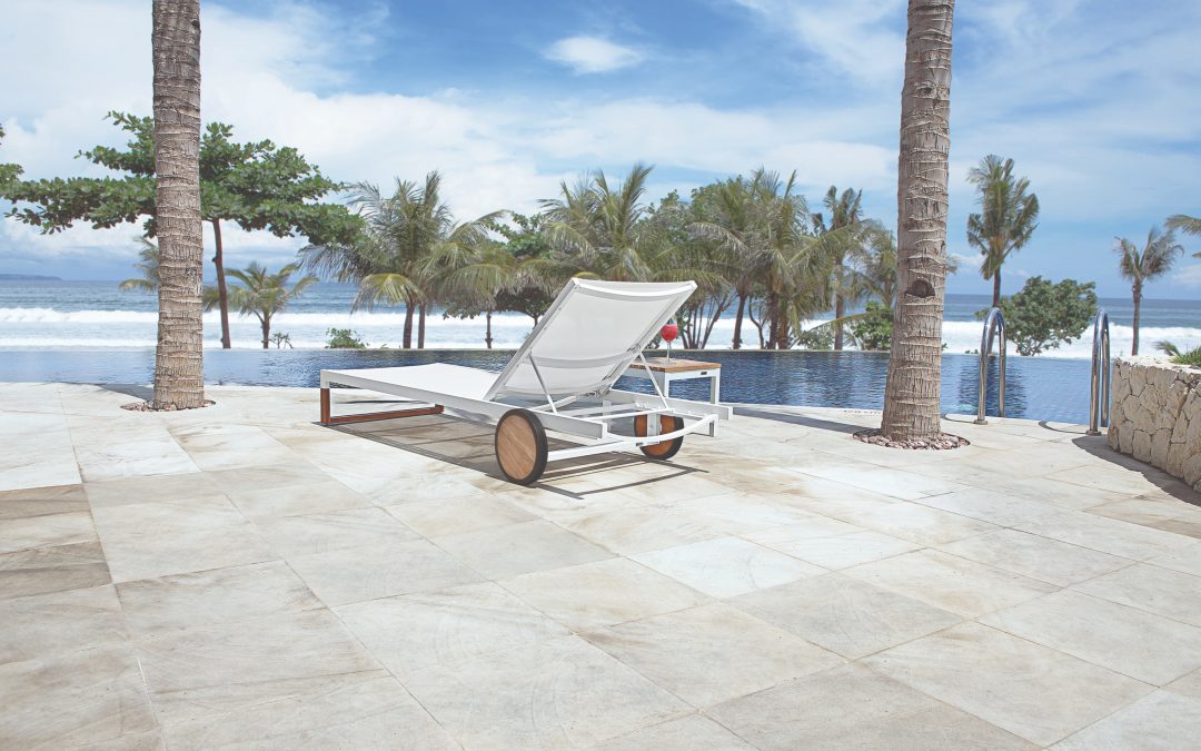 EKKA LOUNGER & EKKA SIDE TABLE