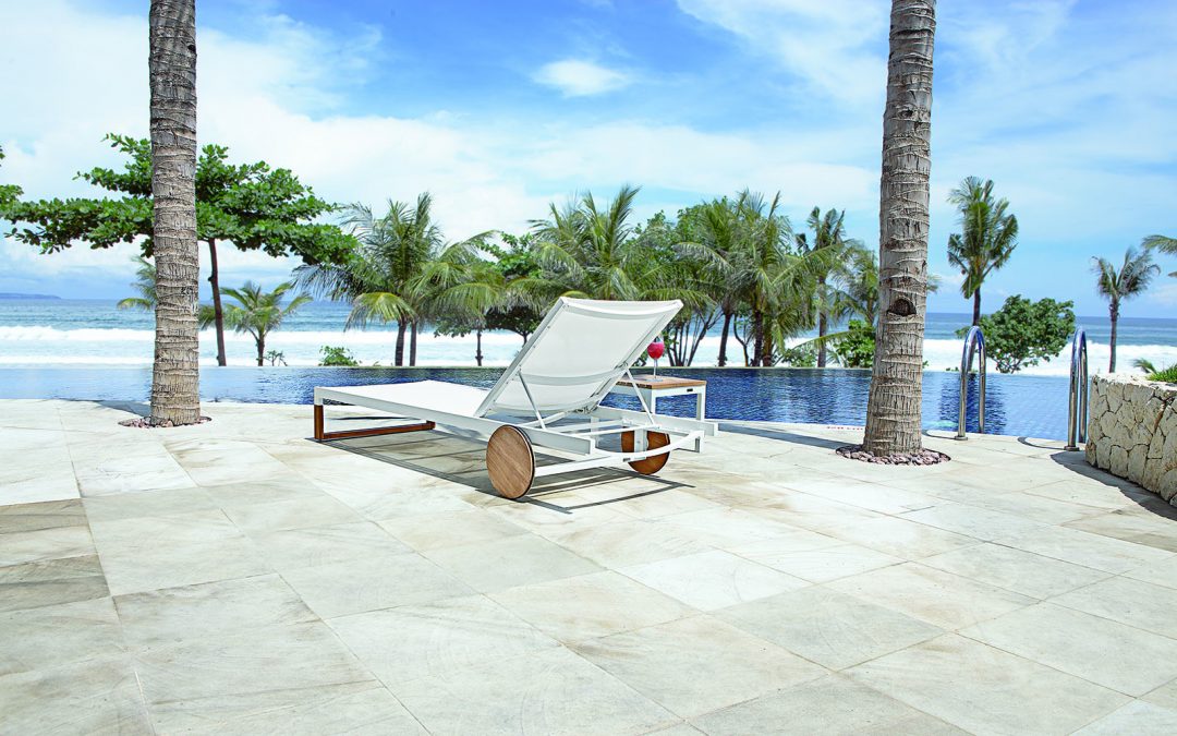 EKKA LOUNGER & EKKA SIDE TABLE
