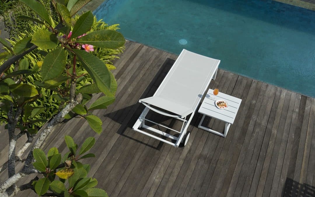 ALLUX LOUNGER & ALLUX SIDE TABLE