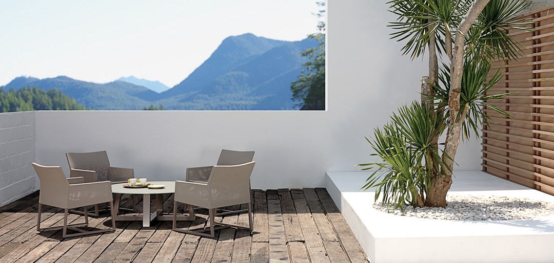 MONO CASUAL CHAIR & BAIA LOUNGE TABLE