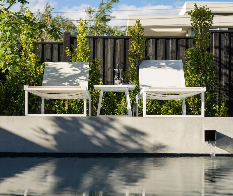 ALLUX LOUNGER & ALLUX SIDE TABLE