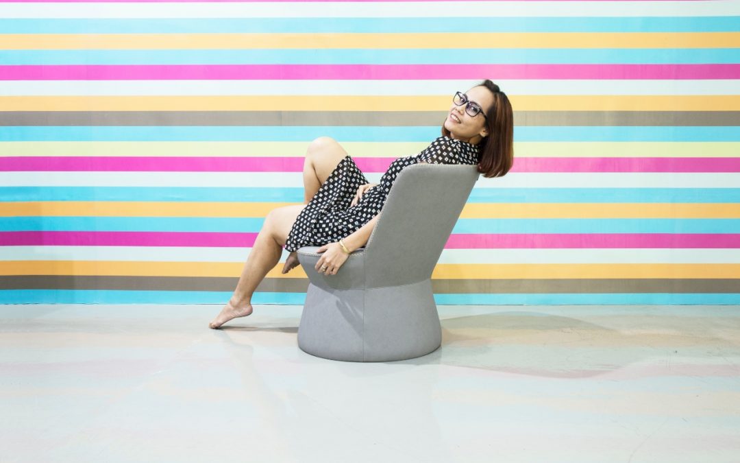 STIZZY SWIVEL ACCENT CHAIR SLIDE 2