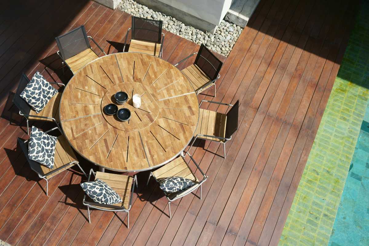MEIKA_round_table_teak_stacking_chair_med
